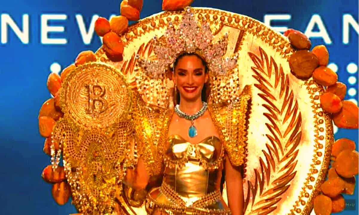 آلخاندرا گواخاردو السالوادوری با لباس درخشان بیت کوین در استیج Miss Universe قدم می زند.