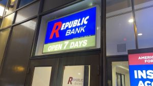 اولین بانک جمهوری فیلادلفیا توسط رگولاتورها بسته شد، دارایی ها توسط بانک فولتون در اختیار گرفته شد